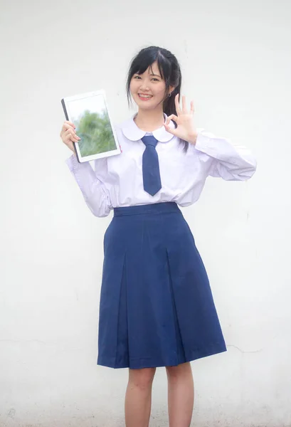 Retrato Tailandés Estudiante Secundaria Uniforme Hermosa Chica Espectáculo Tableta — Foto de Stock