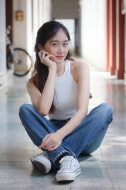 Tayland portresi yetişkin güzel kız beyaz gömlek mavi kot rahatla ve gülümse