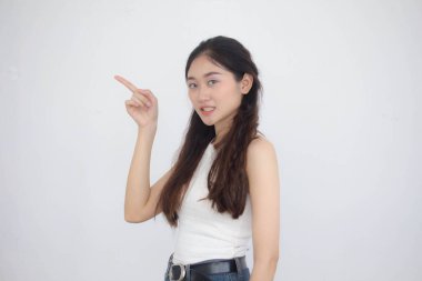 Tayland portresi. Yetişkin güzel kız. Beyaz gömlek, mavi kot pantolon.