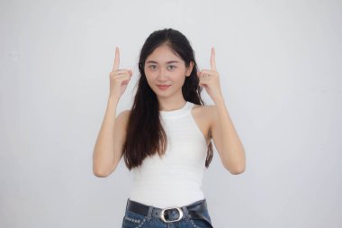 Tayland portresi. Yetişkin güzel kız. Beyaz gömlek, mavi kot pantolon.