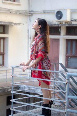 Tayland portresi yetişkin bohem kız rahatla ve gülümse