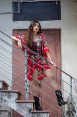 Tayland portresi yetişkin bohem kız rahatla ve gülümse