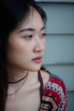 Tayland portresi yetişkin bohem kız rahatla ve gülümse