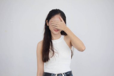 Tayland portresi. Yetişkin, güzel bir kız. Beyaz gömlek, mavi kot pantolon.