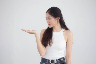 Tayland portresi. Yetişkin, güzel bir kız. Beyaz gömlek, mavi kot pantolon.