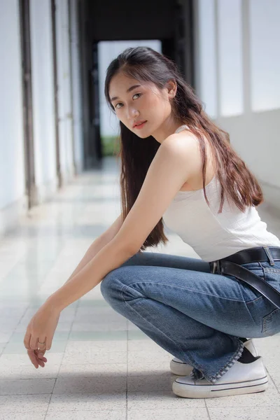 Retrato Tailandés China Adulto Hermosa Niña Camisa Blanca Vaqueros Azules —  Fotos de Stock