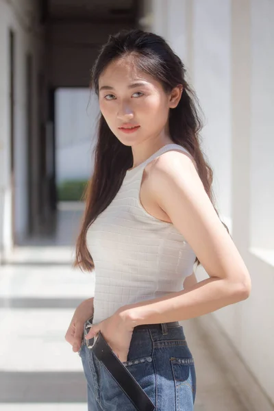 Portrait Thai China Gadis Cantik Kemeja Putih Blue Jeans Relax — Stok Foto