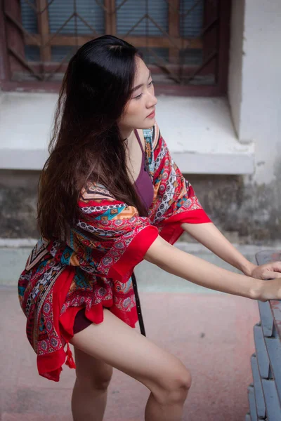 Portrait Thai Chine Adulte Fille Bohème Détendre Sourire — Photo