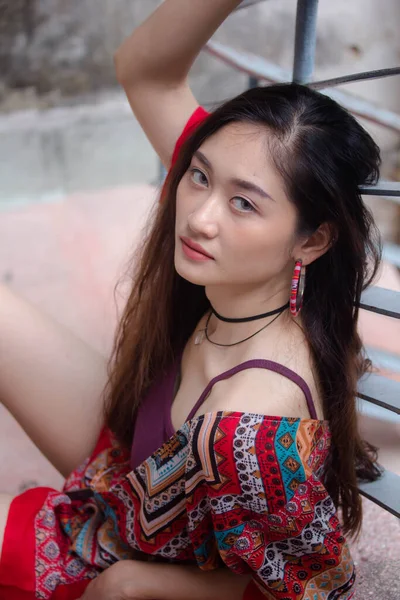 Ritratto Della Ragazza Bohémien Adulta Della Cina Tailandese Rilassarsi Sorridere — Foto Stock