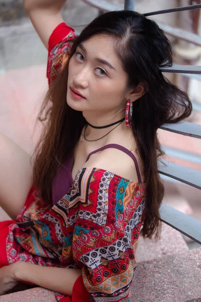 タイの肖像中国大人Bohemian女の子リラックスして笑顔 — ストック写真