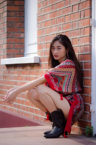 タイの肖像中国大人Bohemian女の子リラックスして笑顔 — ストック写真