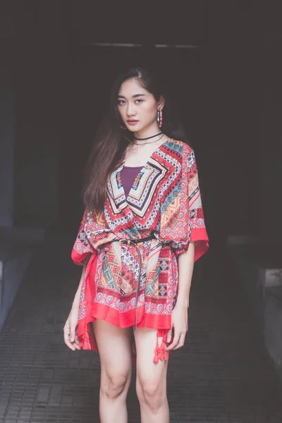 タイの肖像中国大人Bohemian女の子リラックスして笑顔 — ストック写真