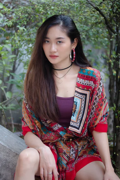 Portret Van Thai China Volwassen Boheemse Meisje Ontspannen Glimlachen — Stockfoto