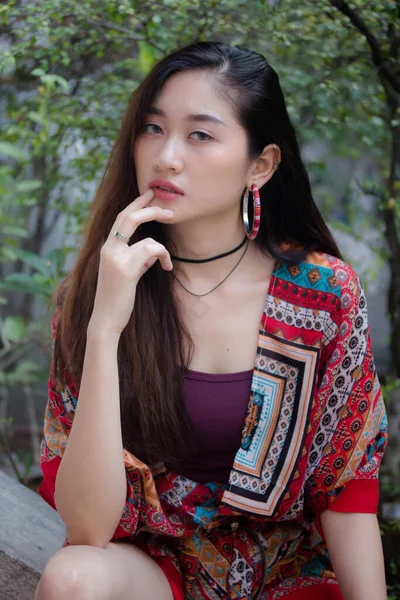 Portret Van Thai China Volwassen Boheemse Meisje Ontspannen Glimlachen — Stockfoto