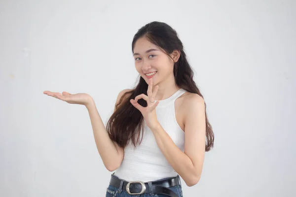 Retrato Tailandês China Adulto Linda Menina Branco Camisa Azul Jeans — Fotografia de Stock