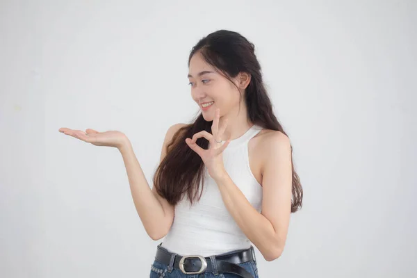 Retrato Tailandês China Adulto Linda Menina Branco Camisa Azul Jeans — Fotografia de Stock