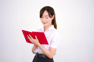 Asya Thai Lisesi üniformalı güzel kız. Bir kitap yaz.