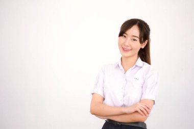 Taylandlı liseli üniformasının portresi. Genç güzel kız mutlu ve rahat.