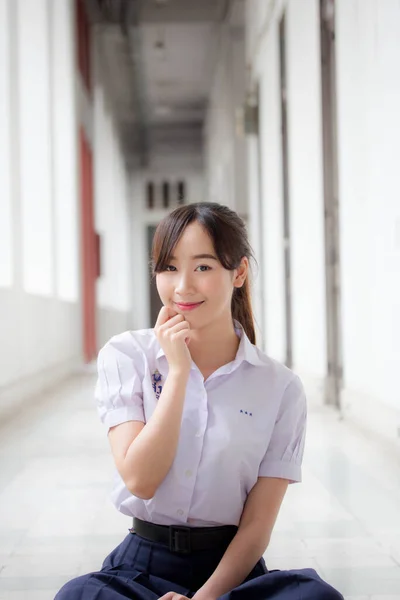 Retrato Tailandés Estudiante Secundaria Uniforme Adolescente Hermosa Chica Feliz Relajarse —  Fotos de Stock