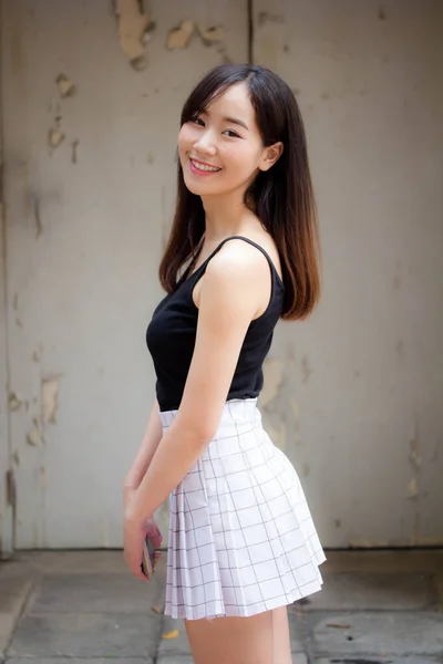 泰国人的画像 中国成年人的画像 美丽的女孩放松微笑 — 图库照片