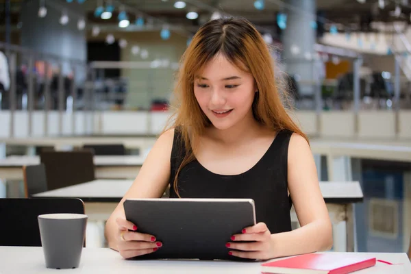 Beautiful Young Adult Thai Chinese Bronze Hair Show Her Tablet — Φωτογραφία Αρχείου