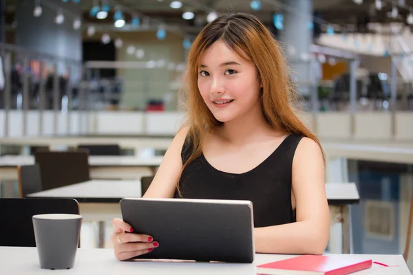 Beautiful Young Adult Thai Chinese Bronze Hair Show Her Tablet — Stock Fotó