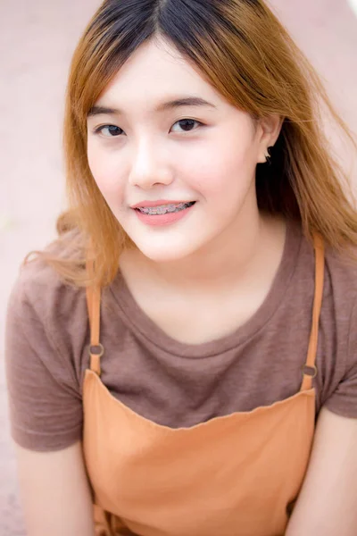 Beautiful Young Adult Thai Chinese Bronze Hair Relax Smile — Stock Fotó