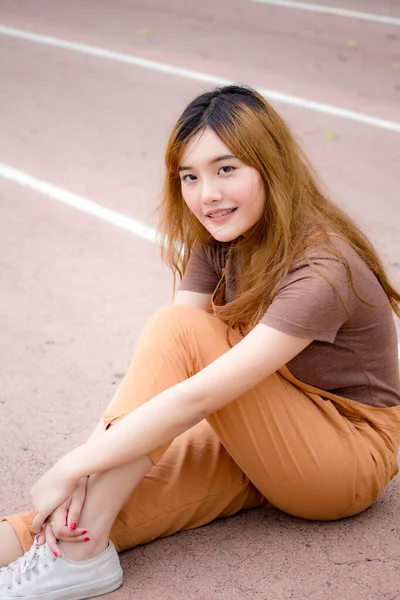 Krásné Mladé Dospělé Thajské Čínské Bronzové Vlasy Relaxovat Usmívat — Stock fotografie