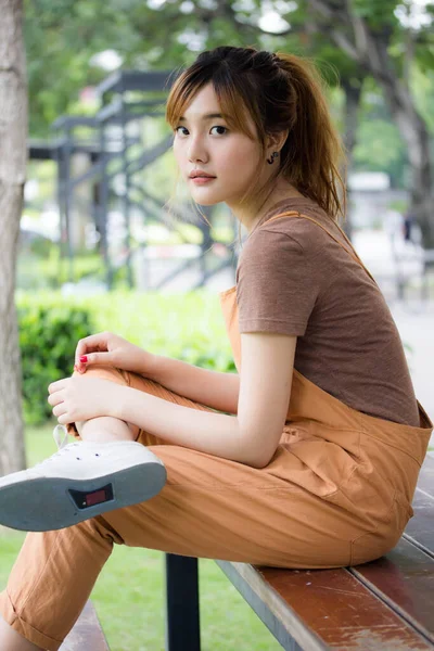 美丽的年轻成年人泰国人青铜头发放松微笑 — 图库照片