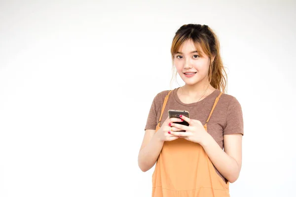 Bonito Jovem Adulto Tailandês Chinês Bronze Cabelo Usando Seu Telefone — Fotografia de Stock