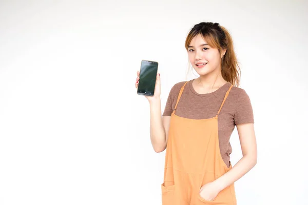 Belo Jovem Adulto Tailandês Chinês Bronze Cabelo Mostrar Seu Telefone — Fotografia de Stock