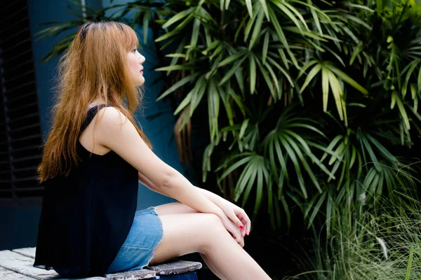 Beau Jeune Adulte Thaï Chinois Cheveux Bronze Détendre Sourire — Photo