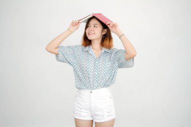 Taylandlı yetişkin portresi. Güzel kız. Kısa saç.