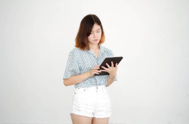 Taylandlı yetişkin güzel kızın tabletini kullanan kısa saçlı portresi..