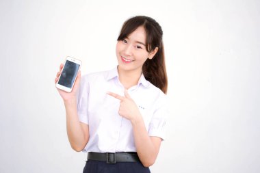 Taylandlı liseli üniformasının portresi. Genç güzel kız akıllı telefon gösteriyor.