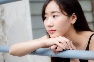 Tayland portresi yetişkin güzel kız rahatla ve gülümse