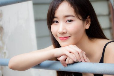 Tayland portresi yetişkin güzel kız rahatla ve gülümse