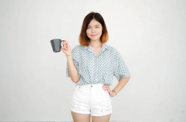 Портрет Тайской Взрослой Красивой Девушки Короткие Волосы Питьевой Кофе — стоковое фото