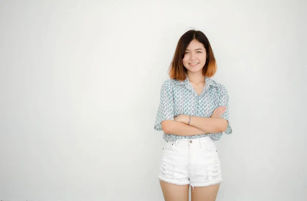 Retrato Tailandês Adulto Linda Menina Cabelo Curto Relaxar Sorrir — Fotografia de Stock