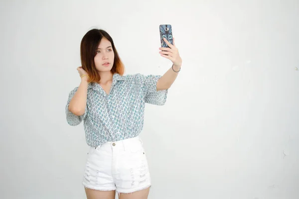 Portrait Thai Adulte Belle Fille Cheveux Courts Utilisant Son Téléphone — Photo