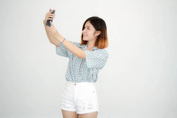 Retrato Tailandés Adulto Hermosa Chica Pelo Corto Utilizando Teléfono Inteligente —  Fotos de Stock