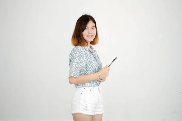 Retrato Tailandês Adulto Linda Menina Cabelo Curto Usando Seu Tablet — Fotografia de Stock