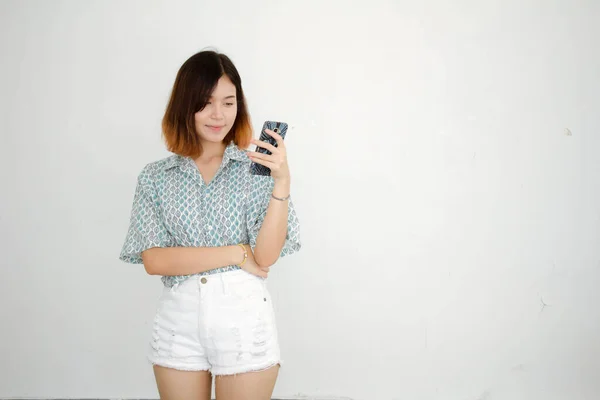 Portrait Thai Adulte Belle Fille Cheveux Courts Utilisant Son Téléphone — Photo