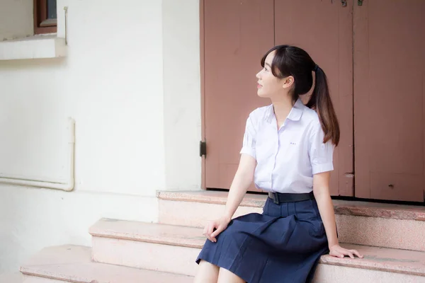 Portret Tailandez Liceu Student Uniforma Adolescenta Frumoasa Fata Fericit Relaxa — Fotografie, imagine de stoc