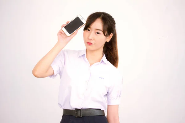 Taylandlı Liseli Üniformasının Portresi Genç Güzel Kız Akıllı Telefon Gösteriyor — Stok fotoğraf
