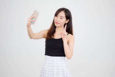 Taylandlı yetişkin güzel bir kızın portresi akıllı telefonuyla selfie çekiyor.
