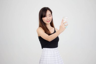 Taylandlı yetişkin güzel bir kızın portresi akıllı telefonuyla selfie çekiyor.