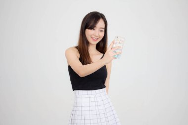 Taylandlı yetişkin güzel bir kızın portresi akıllı telefonuyla selfie çekiyor.