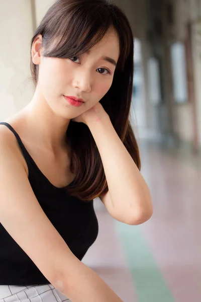 泰国人的画像 中国成年人的画像 美丽的女孩放松微笑 — 图库照片