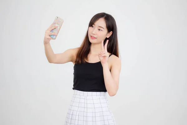 彼女のスマートフォンを使用してタイの大人の美しい女の子の肖像 Selfie — ストック写真